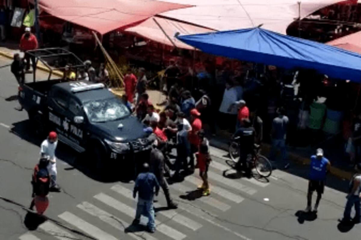 Tianguistas y policías se enfrentan en Valle de Chalco; hay varios heridos y patrullas con daños