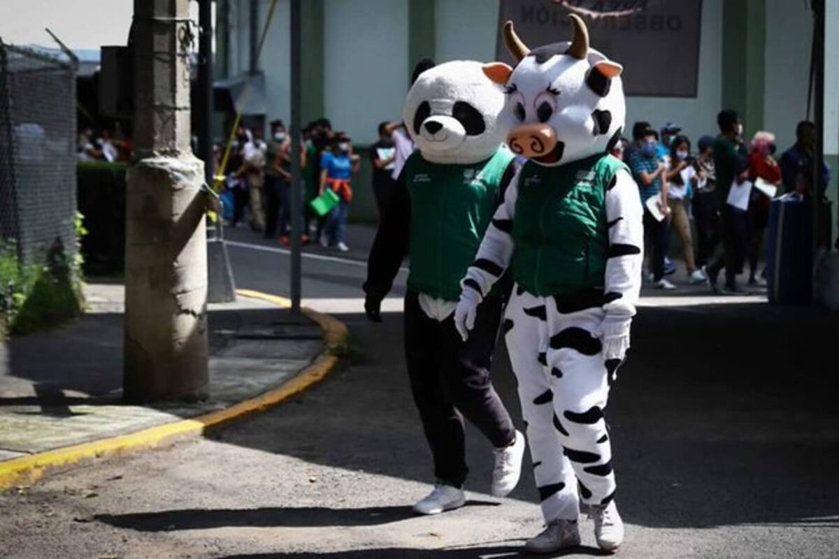 ¡Tiembla Pandemio!: Llega botarga llamada "Vacuna" que ameniza inoculación en la CDMX