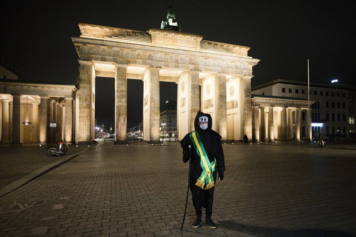 Recorre la ‘parca’ Berlín en protesta de artista brasileño