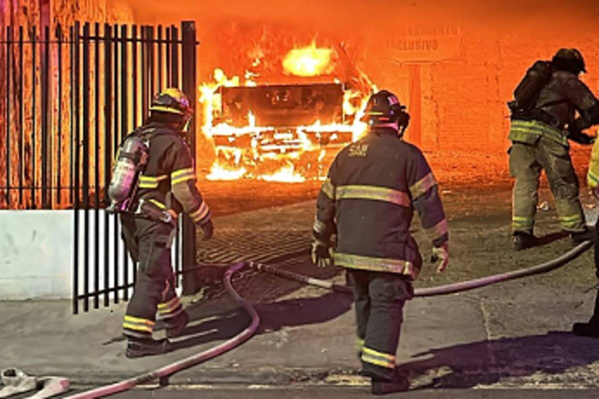 Se incendia vehículo en el Centro Cívico