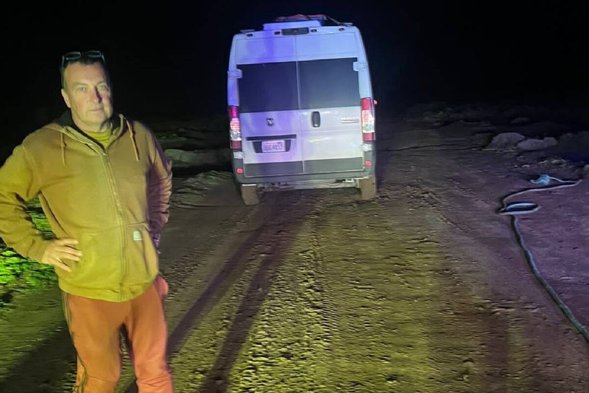 Auxilian a extranjero a rescatar vehículo atascado en lodo