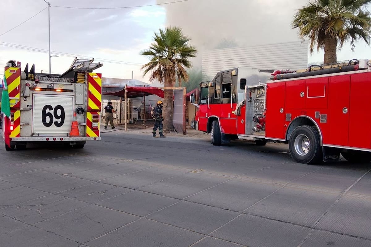 Incendio consume restaurante y alcanza un vehículo en San Luis Río Colorado