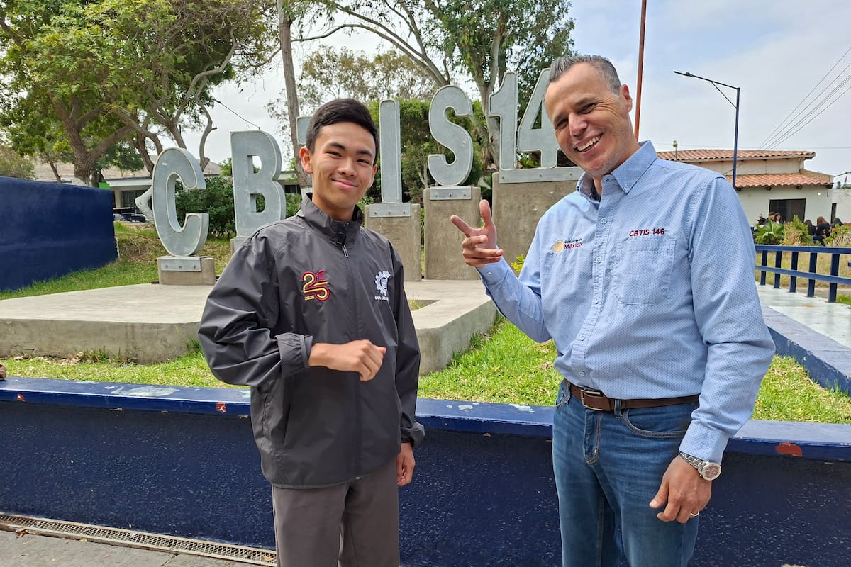 Alumno y maestro del CBTis 146 triunfan en concurso nacional de inglés