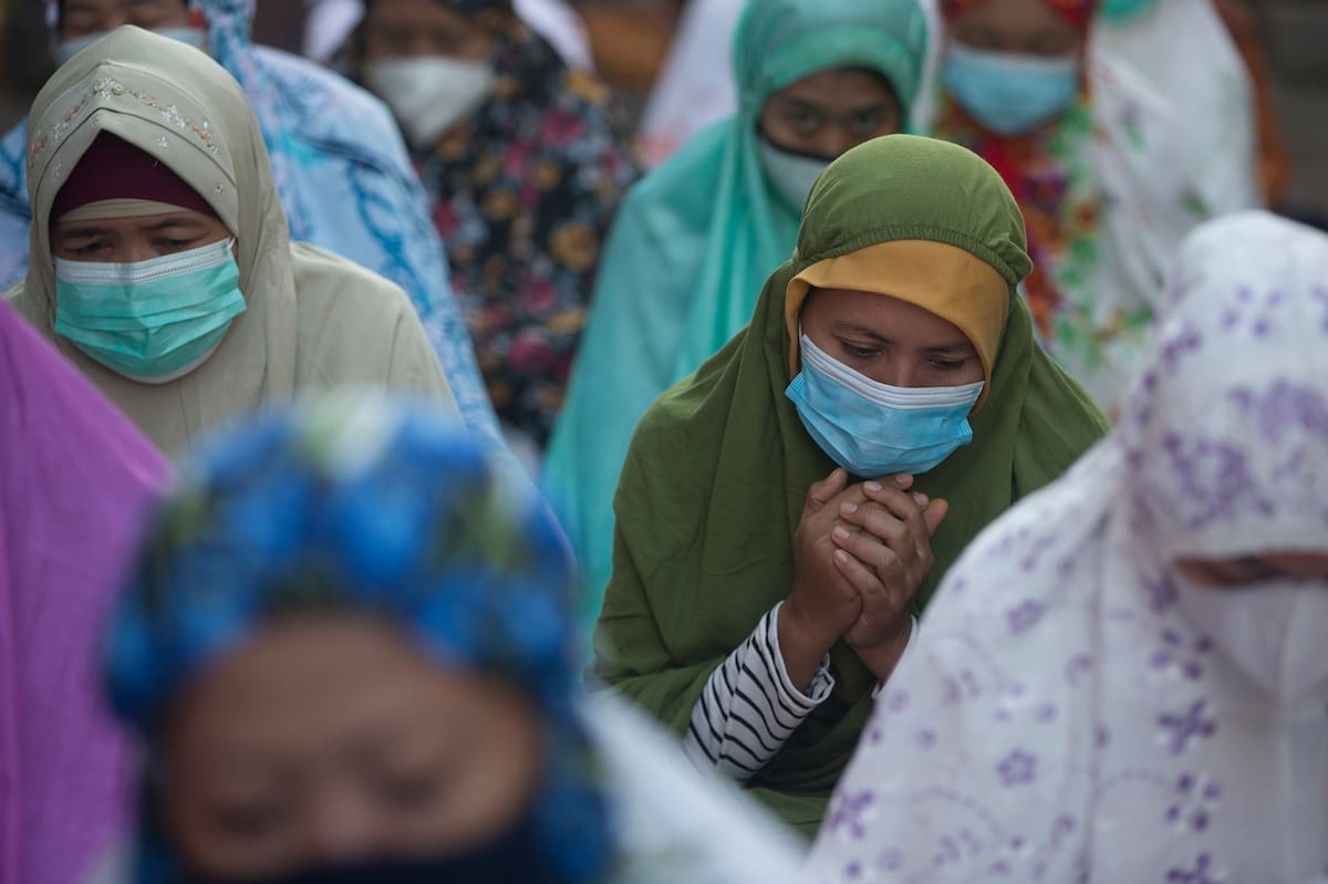 Mujeres musulmanas rezan durante la celebración del Eid al-Fitr, que marca el final del mes sagrado del islam, el Ramadán, en Bali, Indonesia, el 13 de mayo de 2021. (AP Foto/Firdia Lisnawati)