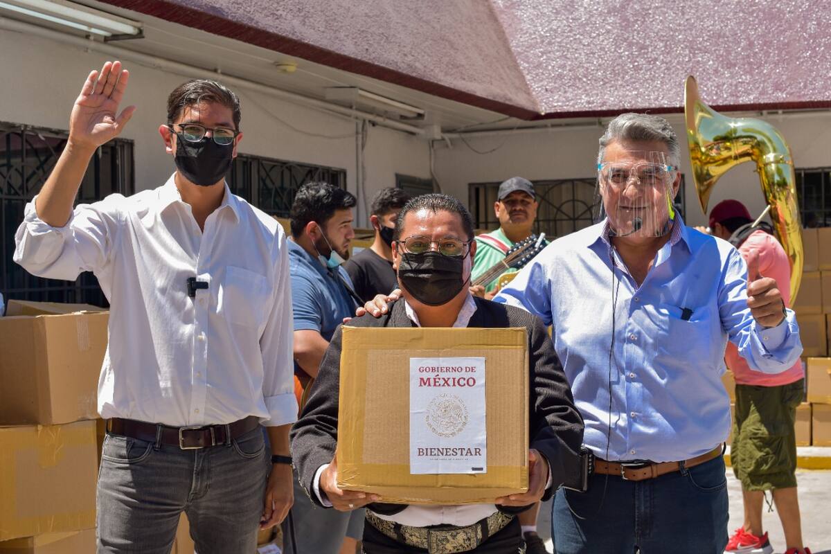 Delegado lleva apoyo a músicos, meseros y choferes de transporte