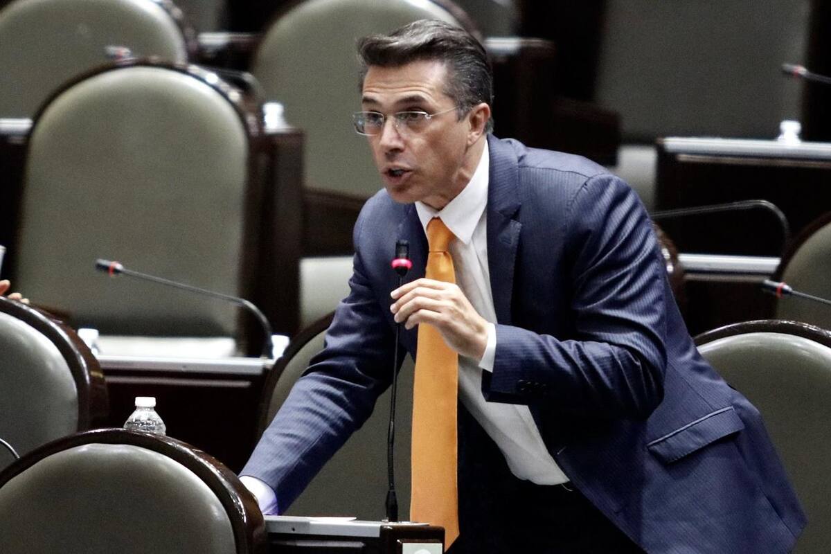 Mayer denuncia a "solicitantes de recursos" ante la FGR