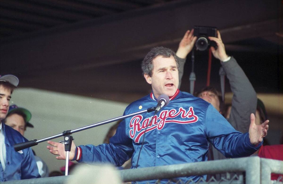 George Bush hijo llegó a ser dueño de los Rangers de Texas previo a ocupar la presidencia de los Estados Unidos. | Foto: AP