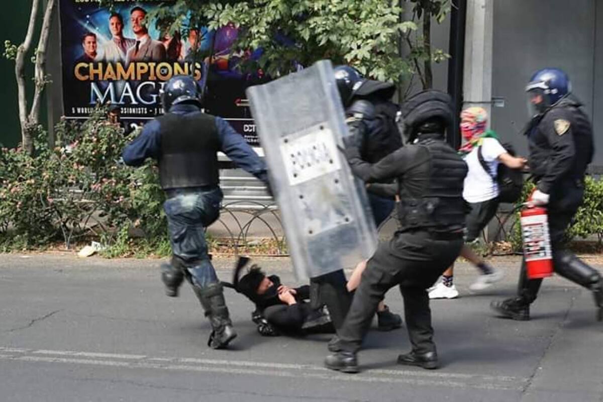 Agresión a Melanie en protesta: Arrestan a policías acusados de golpear a la menor de 16 años
