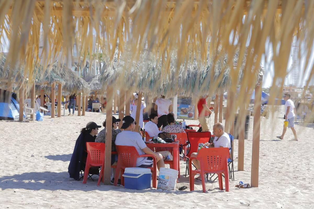 Bahía de Kino: Vuelven a cobrar por uso de palapas y baños en las playas