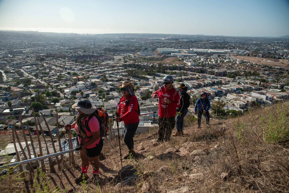 Integrantes del Blind Hiking Team realizaron un nuevo ascenso al Cerro Colorado para fortalecer su autonomía y promover el senderismo inclusivo.
Fotos: Border Zoom.
