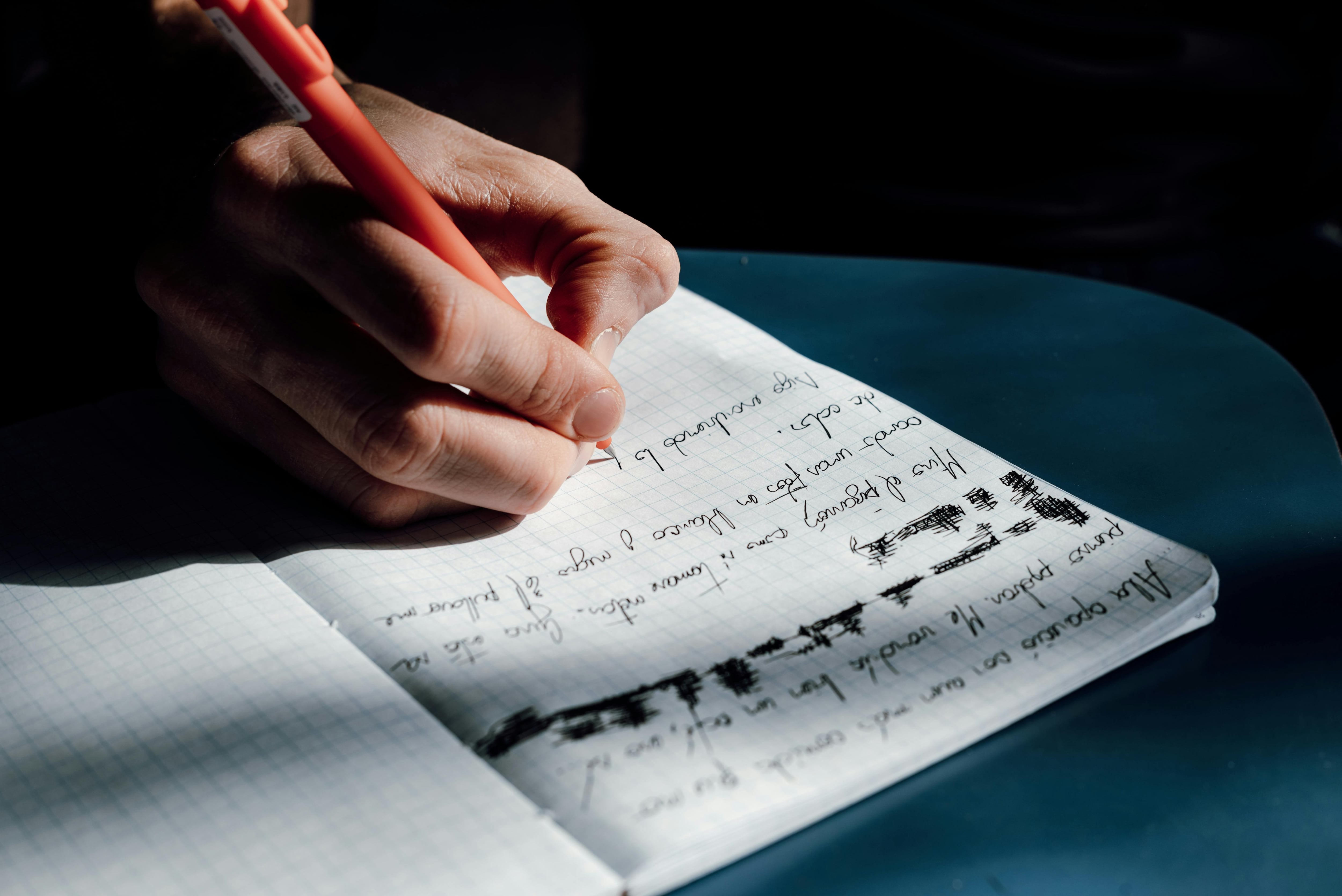 Si en tu oración puedes reemplazar la frase por “basándose en”, la opción correcta que debes escribir es siempre con base en.