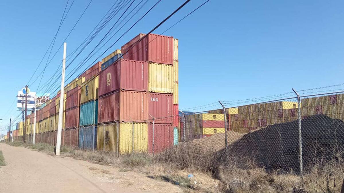 Los contenedores no pueden ser almacenados dentro del puerto debido a que el espacio no es suficiente.