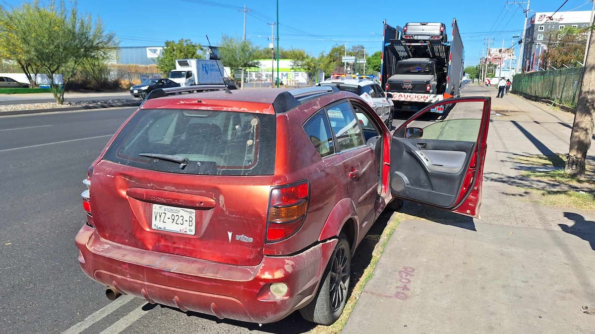 Un automóvil de la marca Pontiac, color rojo, modelo 2006 / Foto: Jorge A. López