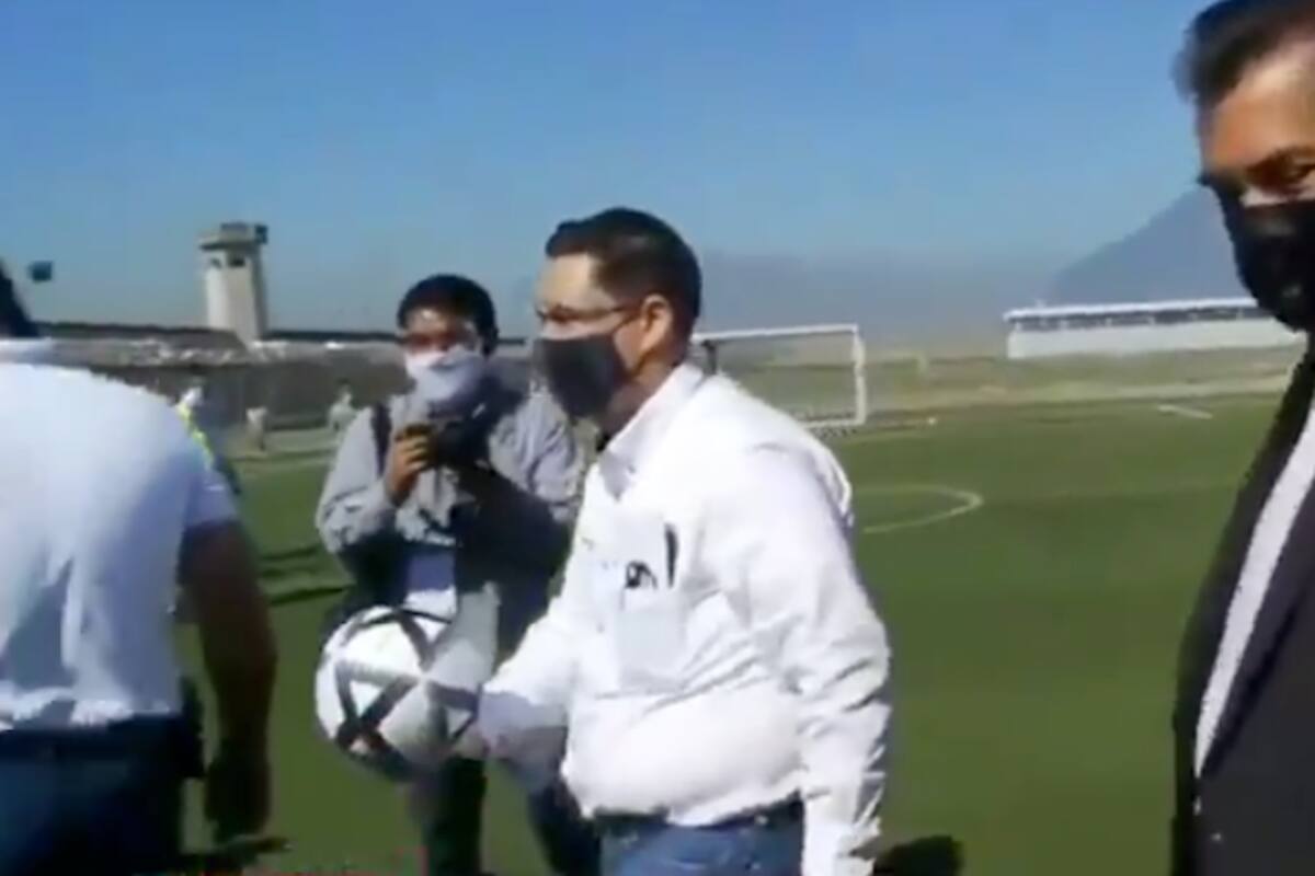 “Si lo paras te libero wey”, bromea “El Bronco” con un reo al inaugurar canchas deportivas en un penal