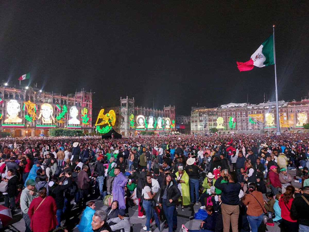 Las personas permanecieron en el lugar a pesar de la lluvia, para estar presentes en el grito de la Independencia. Foto: Shaila Rosangel.