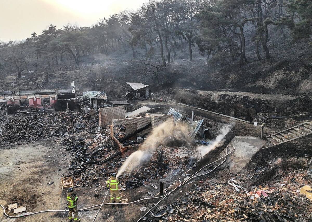Uiseong (Korea, Republic Of), 23/03/2025.- A wildfire spreads on a mountain in Uiseong, North Gyeongsang Province, southeastern South Korea, 23 March 2025, one day after it broke out. (incendio forestal, Corea del Sur) EFE/EPA/YONHAP SOUTH KOREA OUT