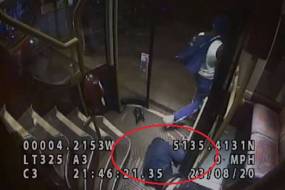 VIDEO: Un hombre de 63 años de edad, fue golpeado hasta quedar inconsciente por un joven del cual se alejó por no portar cubrebocas en un camión urbano