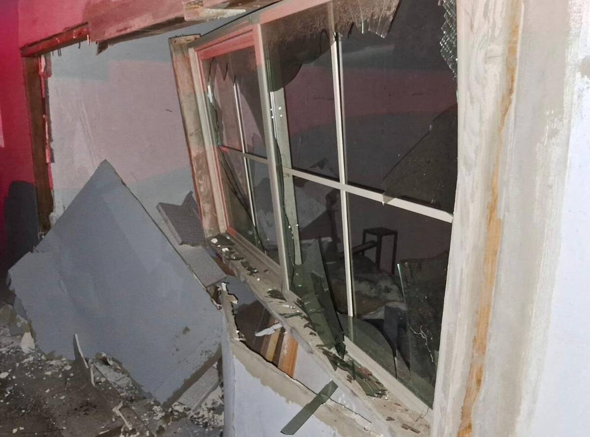 El vehícul daño un área de aproximadamente de 3 metros cuadrados.