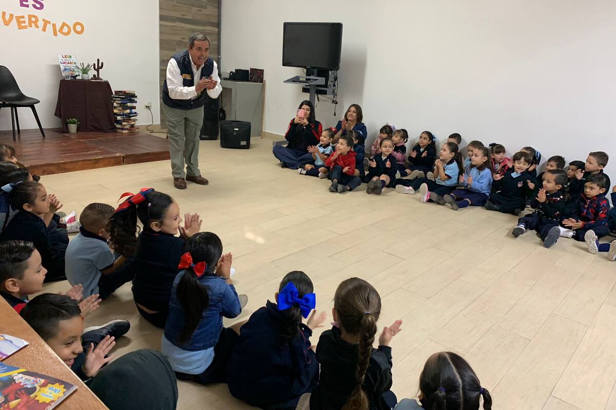Comparte su amor por la lectura el maestro Guillermo