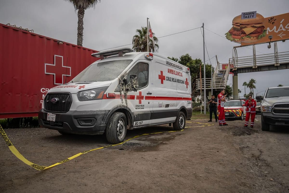 Incendian ambulancia de Cruz Roja en Playas de Tijuana
