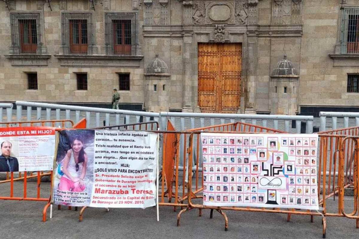 Madres buscadoras instalan memorial para sus hijos migrantes desaparecidos en Palacio Nacional