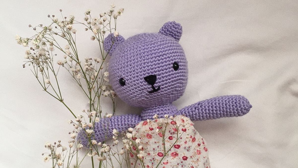 Los peluches no son solo para niños; muchos adultos los conservan y los usan para dormir o como apoyo emocional/Foto: Canva