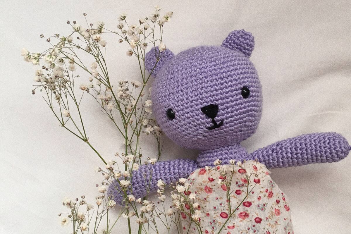Los adultos también pueden dormir con peluches, podría ser algo bueno, según expertos