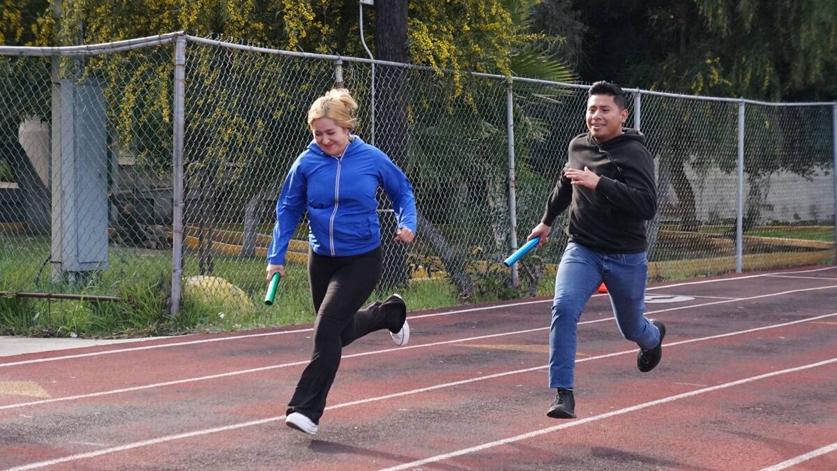 Personas de todas las edades, desde niños hasta adultos, pudieron disfrutar de una convivencia deportiva armoniosa.