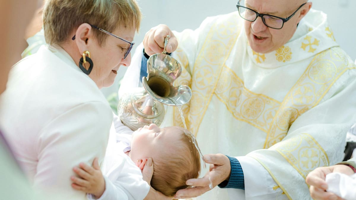 Bautizo de tu bebé: cómo elegir a los padrinos ideales y qué debes tomar en cuenta