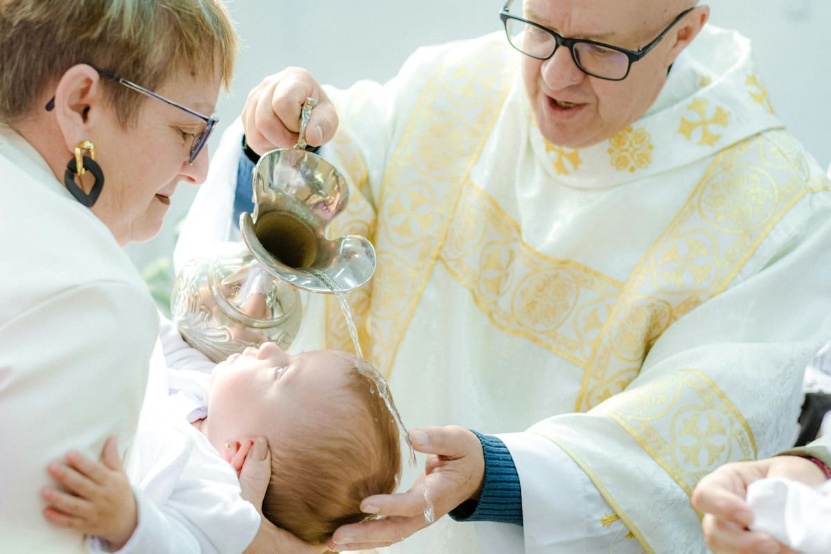 Bautizo de tu bebé: cómo elegir a los padrinos ideales y qué debes tomar en cuenta