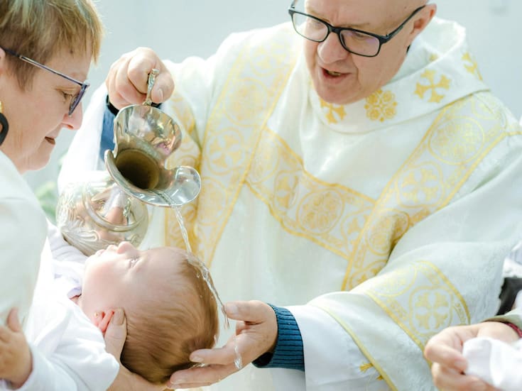 Bautizo de tu bebé: cómo elegir a los padrinos ideales y qué debes tomar en cuenta