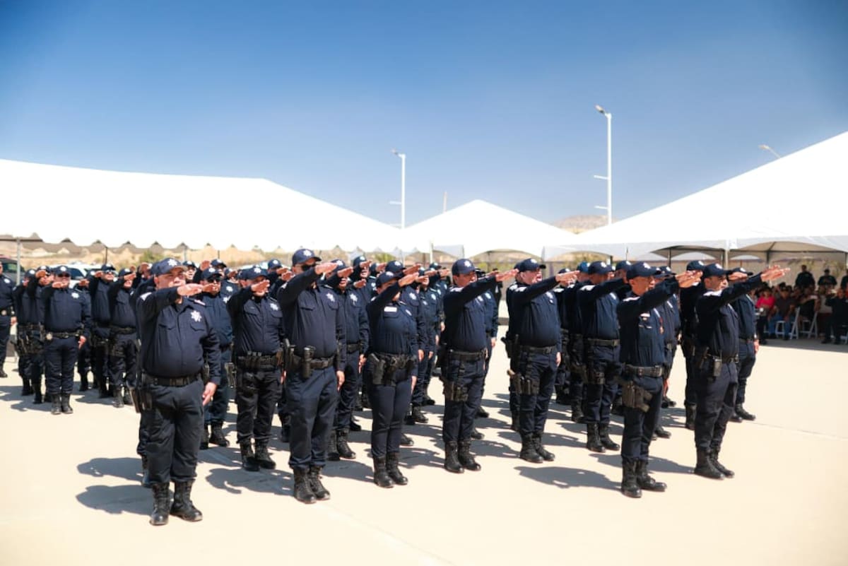 La gobernadora Marina del Pilar Avila Olmeda encabezó la ceremonia en la que 86 elementos de la Fuerza Estatal de Seguridad Ciudadana recibieron ascensos de grado tras acreditar procesos de capacitación y evaluación. Foto: Cortesía.