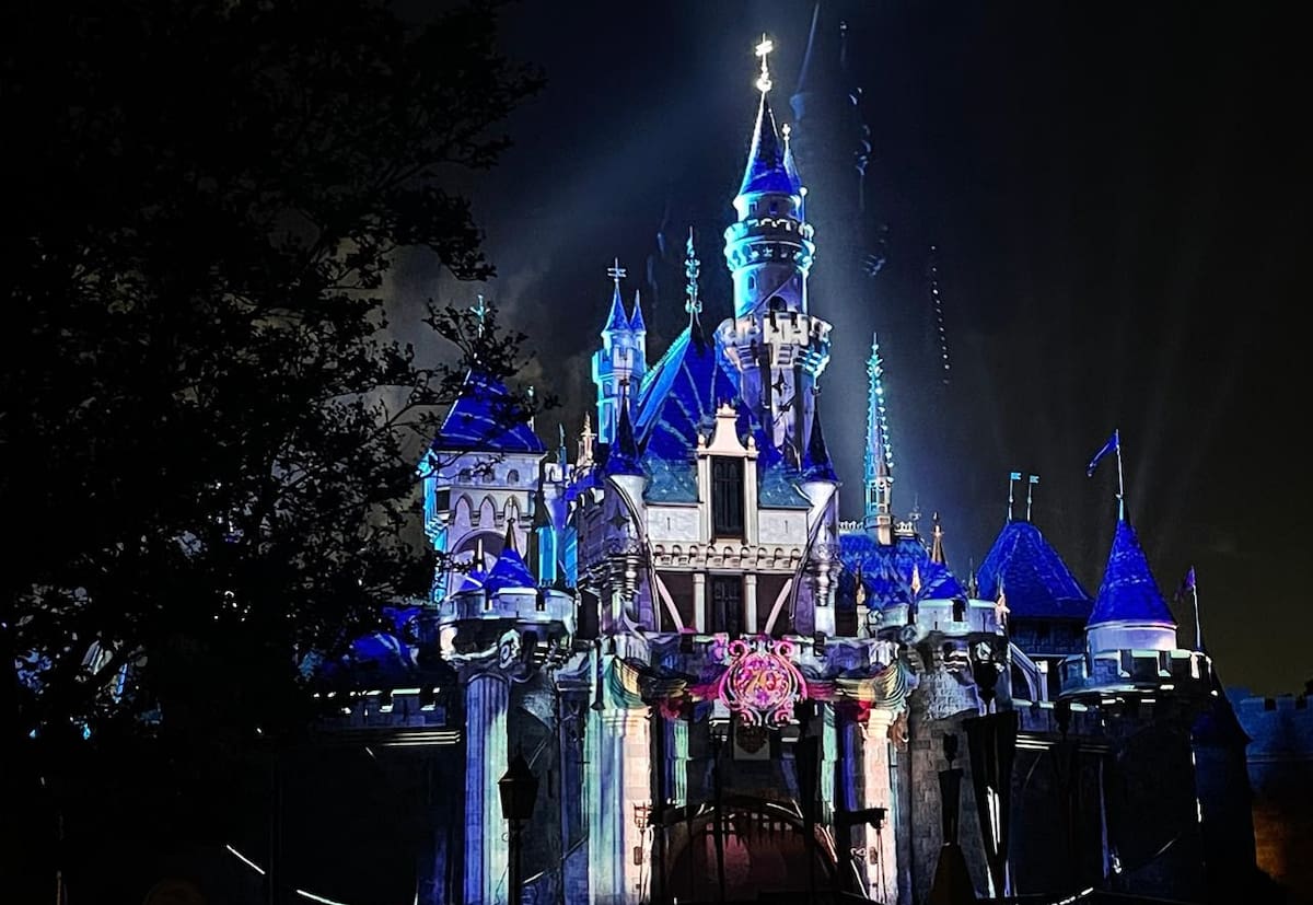 El espectáculo combina música, personajes y momentos de películas como “Hercules”, “The Princess and the Frog”, “Peter Pan”, “Treasure Planet”, “Big Hero 6”, “Frozen” y “Wish”.