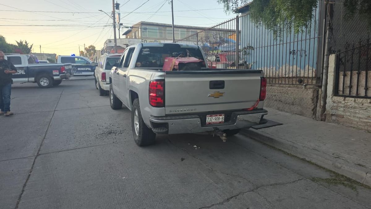 Hombres armados dispararon contra una camioneta estacionada en la colonia Constitución. No hubo personas lesionadas y los responsables lograron escapar.
Fotos: Cortesía.