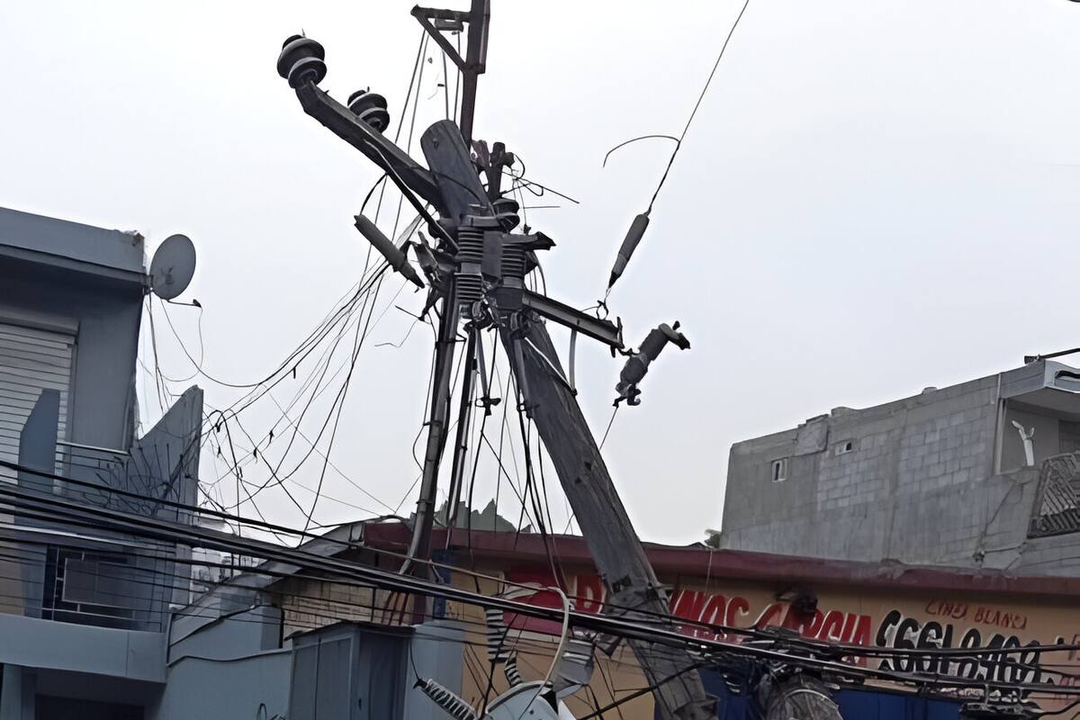 Chofer choca contra poste y se da a la fuga