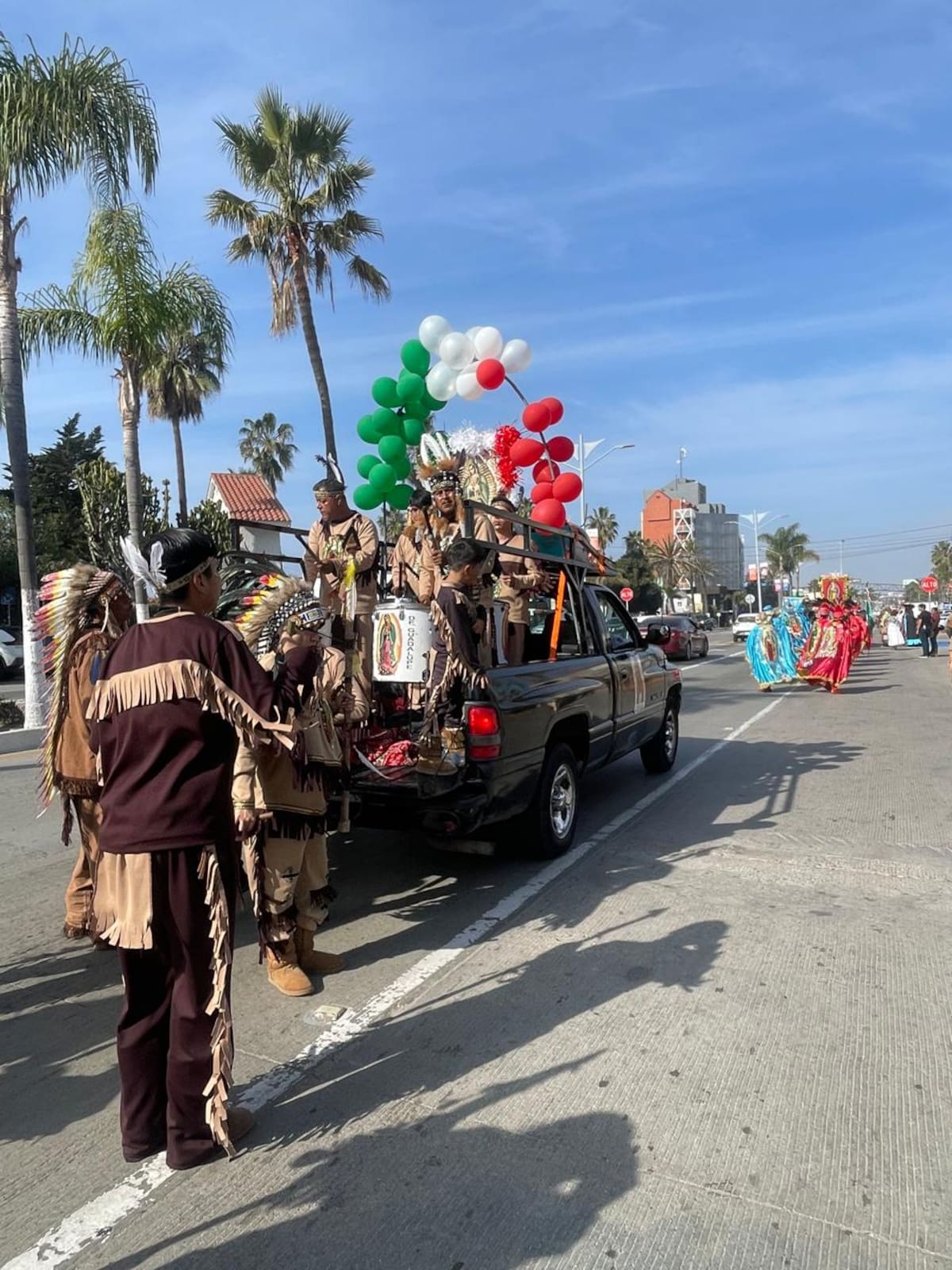 Un centenar de danzantes emprendieron un recorrido de más de 10 kilómetros desde Popotla hasta la parroquia de Nuestra Señora de Fátima en Rosarito para festejar a la Virgen de Guadalupe. Foto: Carmen Gutierrez