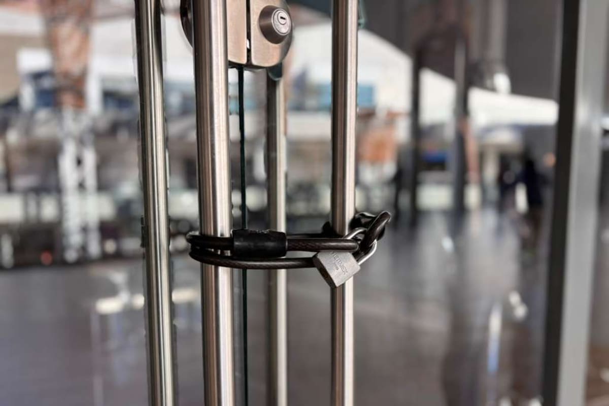 Tiendas de Plaza Península y autoservicio suspenden operaciones por seguridad