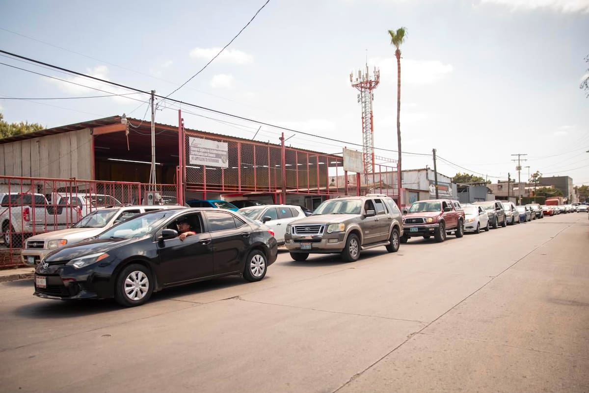 Decenas de contribuyentes acudieron a la Subrecaudación de Rentas del Estado para aprovechar el último día del plazo y evitar multas y recargos. Foto: Border Zoom