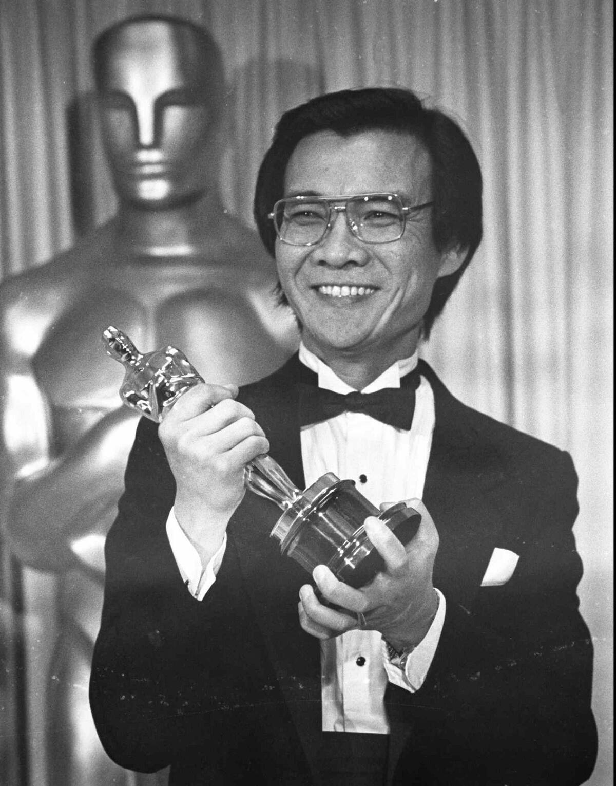 ARCHIVO - Haing S. Ngor, ganador del Oscar a mejor actor de reparto por su papel en "The Killing Fields" posa tras bambalinas en la 57ª entrega de los Premios de la Academia en Los Angeles el 26 de marzo de 1985. (Foto AP/ archivo)