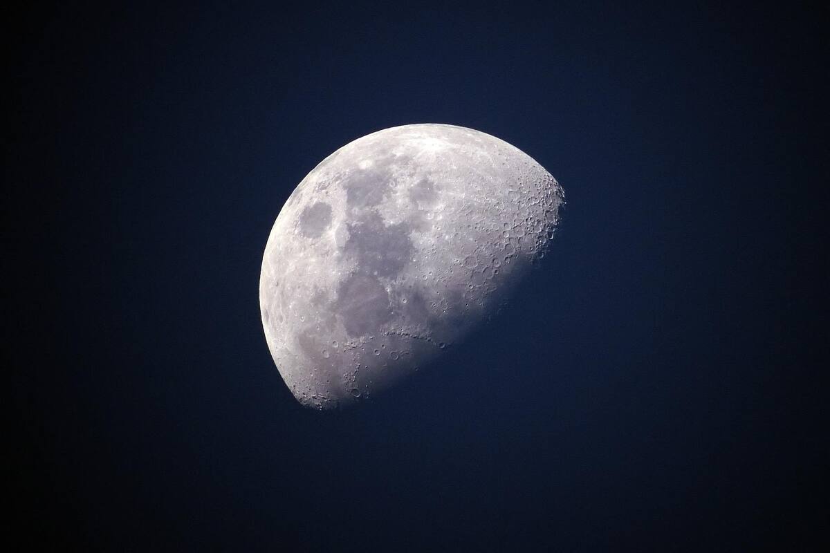 Encuentran por primera vez minerales de alta presión en muestras de la Luna