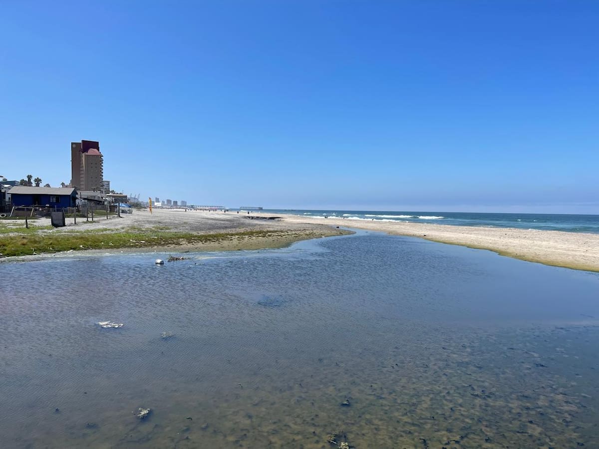 Autoridades reconocen contaminación a cielo abierto pese a playas aptas y anuncian operativos, sanciones y campañas para frenar el problema. Foto: Carmen Gutiérrez