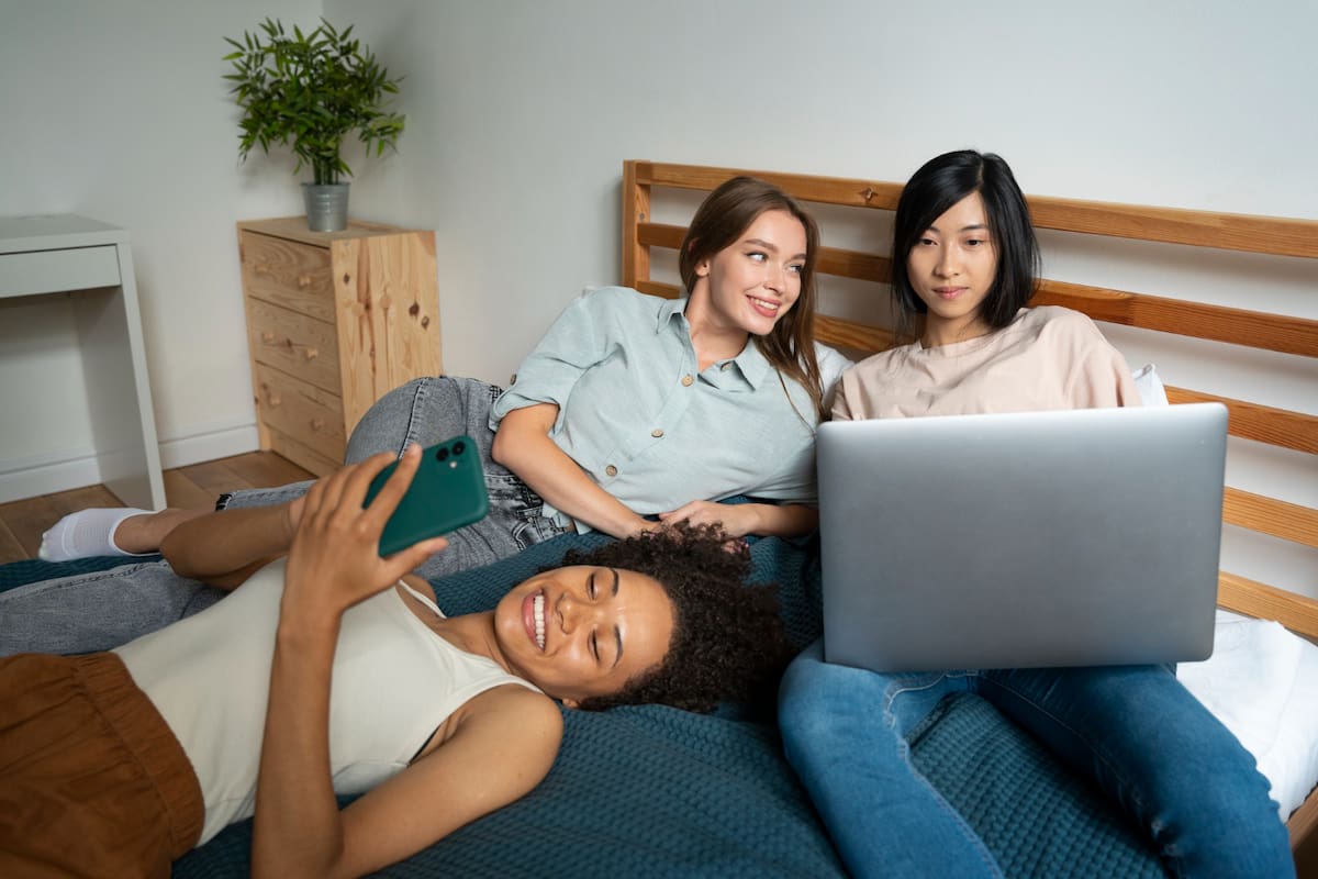 Compartir vivienda entre varias generaciones sigue siendo una estrategia económica relevante para millones de familias mexicanas, que optan por esta medida para poder cubrir el costo de vivienda. | Foto: Magnific