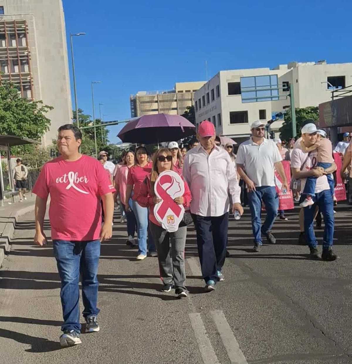 Cientos de trabajadores de distintas instituciones de salud en Sonora marcharon vestidos de rosa para impulsar la prevención y detección temprana del cáncer de mama.