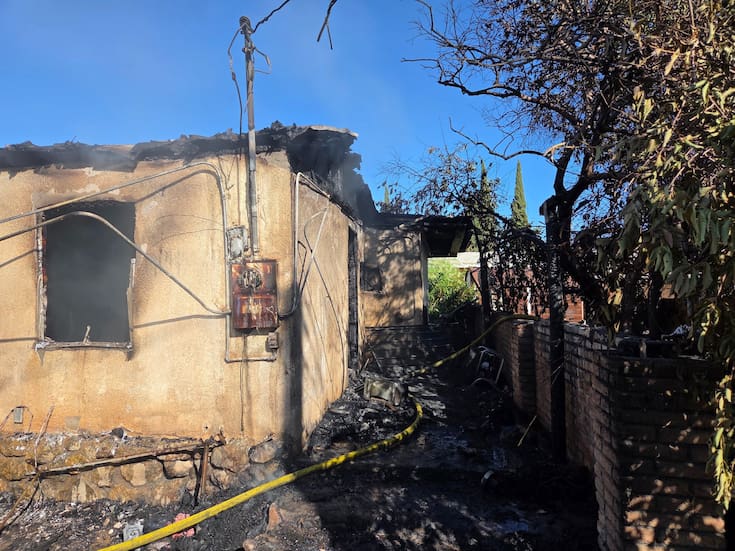 Fuego consume casa en Yuma; bomberos evitan que se propague a casas vecinas