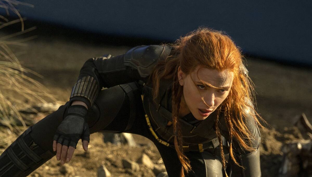 Fotograma cedido por Marvel Studios donde aparece Scarlett Johansson como Black Widow, durante una escena de la película "Black Widow" que tras aplazar su lanzamiento en numerosas ocasiones por la pandemia se estrenará el 9 de julio en cines y Disney+ a la vez. EFE/Marvel Studios