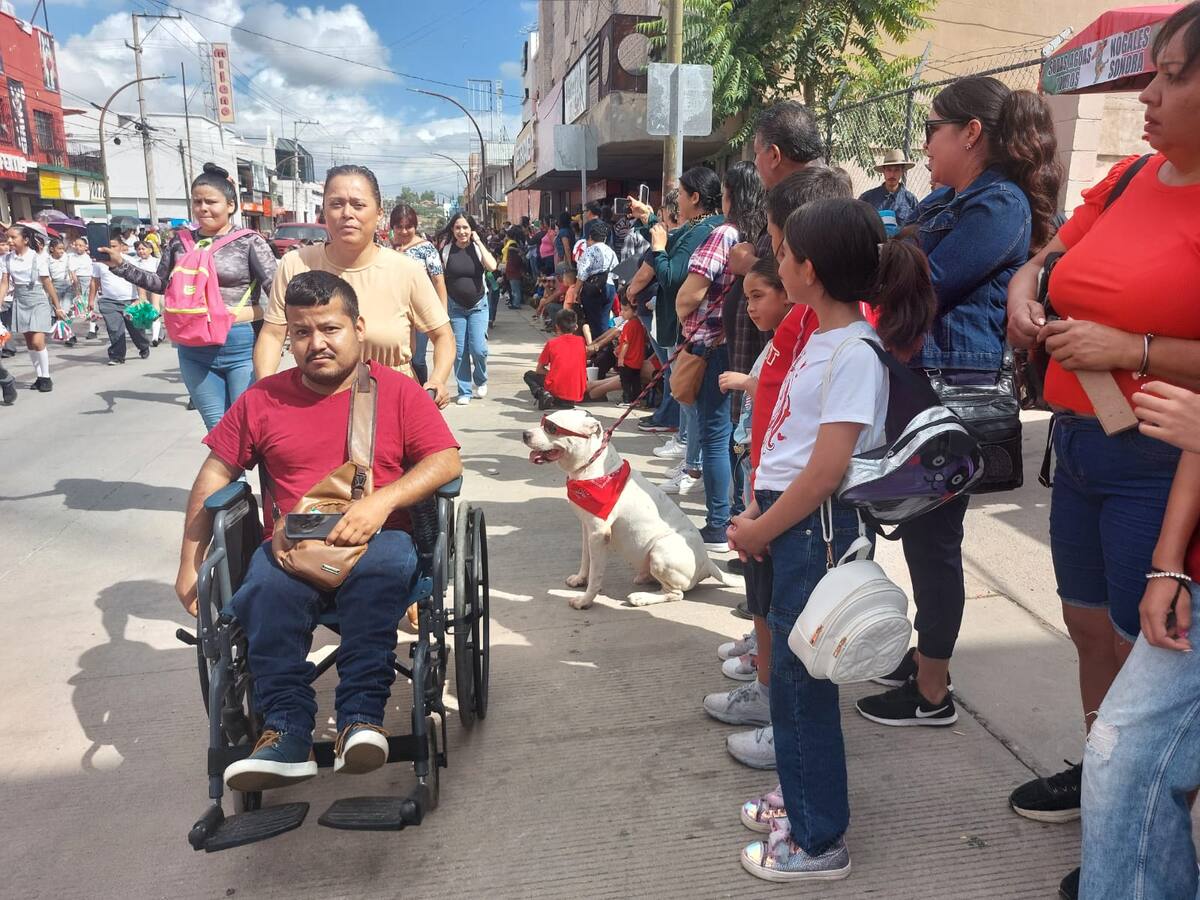 En las aceras y banquetas los asistentes, en familias enteras, lucen atuendos alusivos a la ocasión, sin faltar la tradivendimiade vendedores ambulantes.