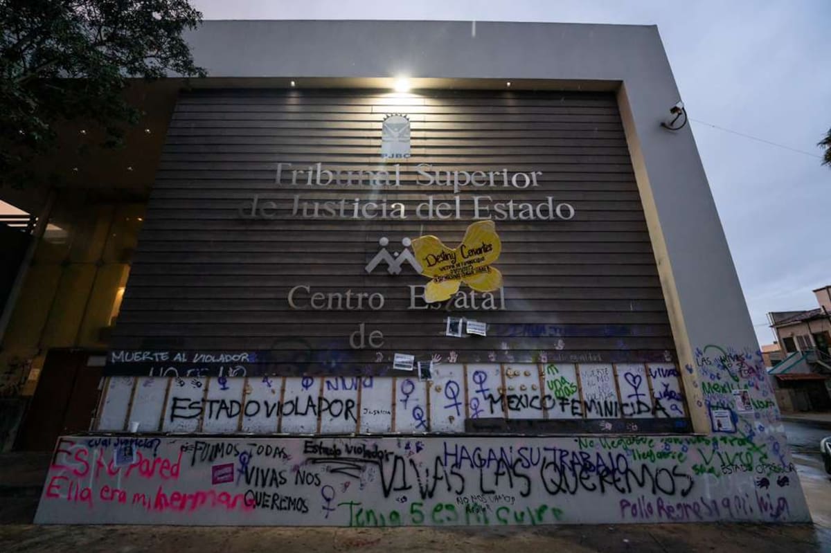 Monumentos, estaciones del SITT y áreas del Palacio Municipal presentaron grafitis y pancartas después de las manifestaciones. Foto. Lorena Salinas
