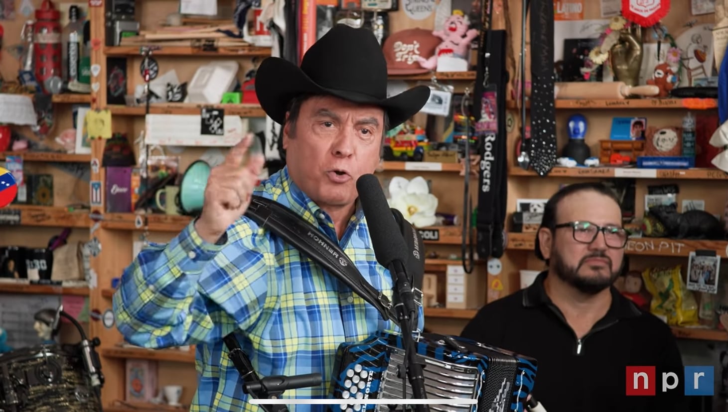 La radio pública de Estados Unidos recorta el discurso de apoyo a los migrantes durante la sesión de Los Tigres del Norte en Tiny Desk y elimina de YouTube las palabras sobre los ataques contra esta comunidad