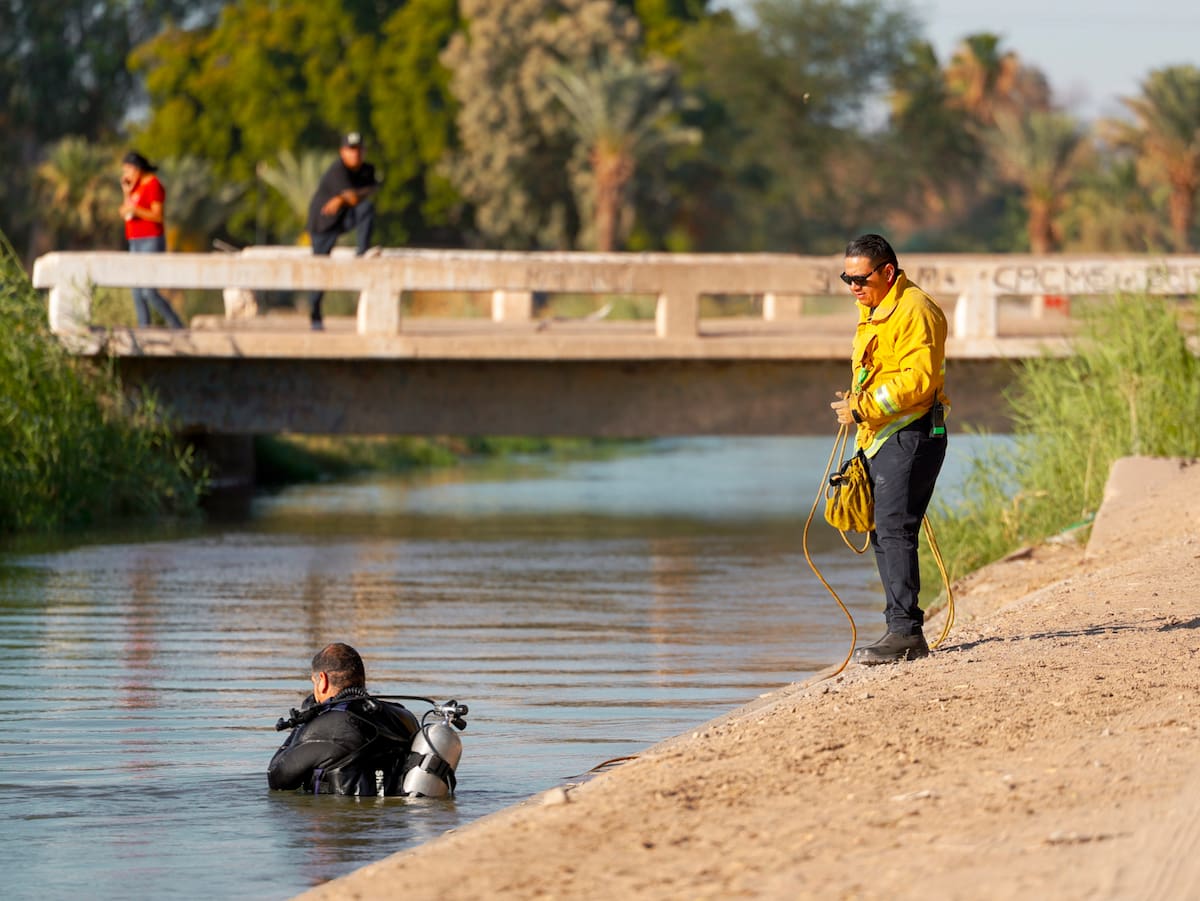 Elementos del Cuerpo de Bomberos y buzos de rescate participaron en la búsqueda de una mujer transgénero que desapareció en un canal al sur de Mexicali. Horas después, su cuerpo fue localizado sin vida. (Juan J. Morales)