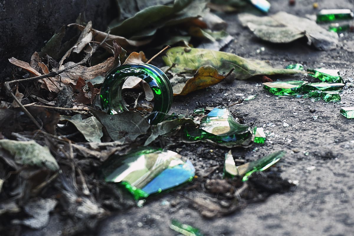 ¿Por qué un vaso se rompe en muchos pedazos y no en dos? Esto responde la ciencia